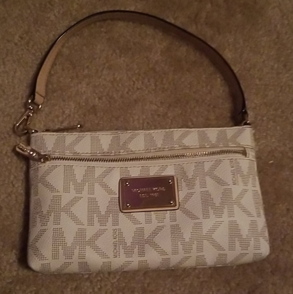 Michael Kors Handbags - Michael kors wristlet Michael Kors Handbags - Michael kors wristlet